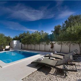 3 Bedroom Villa with Pool, Terrace and Sea Views near Vinisce, Sleeps 7